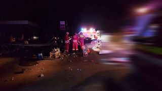 Patru tineri au murit, iar altul este ranit, dupa ce au intrat cu masina intr-un stalp de electricitate in Bistrita