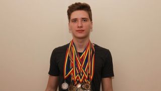 E olimpic la trei materii, canta la orga si la chitara, are centura neagra la karate si e pasionat de robotica. Un elev din Galati uimeste cu inteligenta sa
