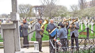 Petrecere cu lautari la cimitir, in a doua zi de Paste. Obiceiul stravechi care se pastreaza in localitatea Ilovita