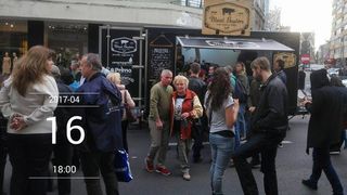 Evenimentul "La pas pe Calea Victoriei", inchis luni din cauza vremii. In doua zile, 60.000 de oameni au fost pe soseaua pietonala.