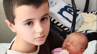 La 13 ani a devenit tata, desi nu daduse inca piept cu greutatile vietii: "Parintii imi dau putini bani, dar o sa incerc sa fiu cel mai bun tata!"