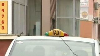 Trei batrani au ajuns de urgenta la spital, dupa ce taxiul in care erau a fost lovit de o ambulanta in Bacau