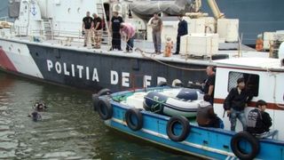 O ambarcatiune cu trei persoane a esuat  din cauza furtunii de pe Marea Neagra