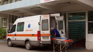 Caz halucinant in Vaslui. Ambulanta, atacata de sase indivizi cu sabii in localitatea Negresti. Cadrele medicale au luat-o la fuga