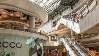 Incident grav intr-un mall din Bucuresti! Zece persoane, printre care un bebelus, au ramas blocate in lift