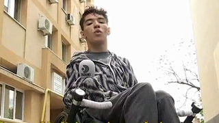 Adolescentul cu dizabiliti continua sa fie umilit la scoala! Cum isi bat joc autoritatile de drama unui baiat care este imobilizat in scaun cu rotile