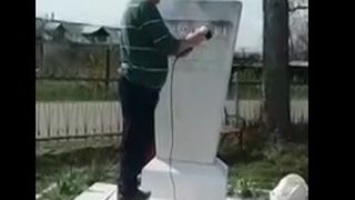 Monumentul funerar al unui sculptor roman, tinta unor acte de vandalism