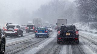 Autoritatile sunt in alerta din cauza vremii - S-a constituit comandament de urgenta la MAI - RADET porneste caldura in Bucuresti