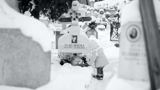 Scrisoarea emotionanta a fetitei deputatului Vlad Hogea, mort la 37 de ani! "Taticule, de ce nu vii acasa? Ai alti copii in cer si nu te lasa?" Corneliu Vadim Tudor a scris poezia "Fetita fara tata", iar un prieten al deputatului a filmat-o pe micuta la m