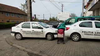 Ce a patit un timisorean care a postat pe net o poza cu doua masini ale Politiei Locale parcate pe trotuar - E inadmisibil asa ceva