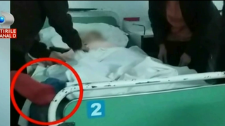 O bunica de 78 de ani, legata de maini si de picioare cu pijamale vechi, la Spitalul Judetean din Galati.  Explicatia medicilor a infuriat-o pe nepoata batranei