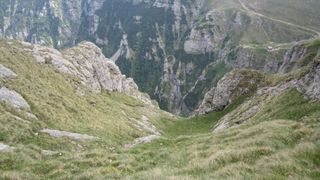 Doi bucuresteni blocati in Bucegi au cerut ajutorul salvamontistilor. Actiunea va fi dificila din cauza ninsorii