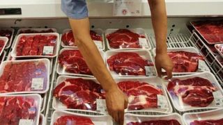 Supermarket din Arad, amendat pentru ca a vandut miercuri o caserola cu ceafa de porc pe care scria ca a fost ambalata joi