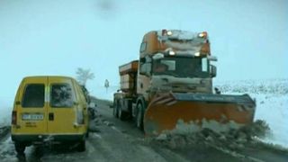 Iarna s-a dezlantuit la sfarsitul lunii aprilie: copaci pusi la pamant de viscol,  gradini distruse si accidente din cauza drumurilor inzapezite