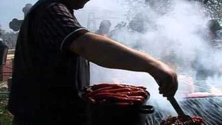 Un preot din Vaslui s-a pozat cu toca preoteasca pe cap cand facea gratar in cimitir. Episcopia Husilor a deschis o ancheta