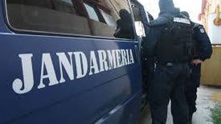 Un barbat din Galati este cercetat dupa ce a fost prins noaptea de jandarmi cu mai multe telefoane mobile in curtea Palatului de Justititie