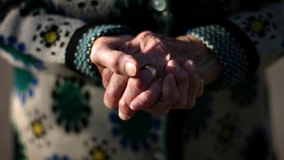 Batrana de 80 de ani din Vaslui, condamnata la cinci ani de inchisoare pentru omor dupa ce a ucis in bataie un barbat care a vrut sa o violeze