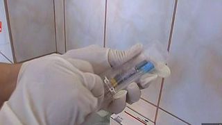 Infirmiera care mima ca vaccineaza copii