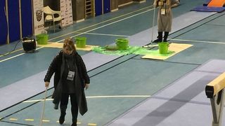 Ne-am facut de ras la Campionatul European de Gimnastica. In sala de antrenament a plouat iar Mariana Bitang a dat cu mopul