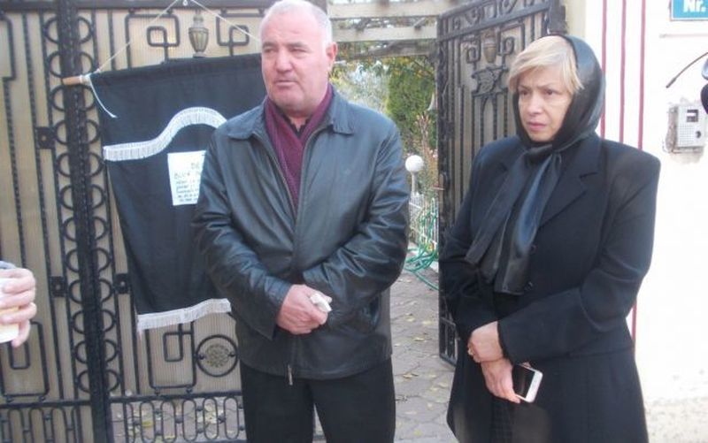 Parintii lui Andrei, la inmormantarea fiului lor (foto: Adevarul)