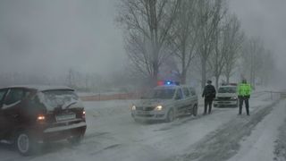 Trei autocare, dintre care unul cu 18 copii, au ramas inzapezite in Vaslui