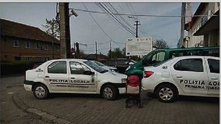 Doi politisti locali din Timisoara, amendati dupa ce au blocat trotuarul. Sanctiune si pentru timisoreanul care i-a pozat