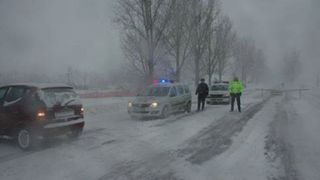 Traficul rutier este in continuare intrerupt pe sase drumuri nationale din Galati si Vaslui