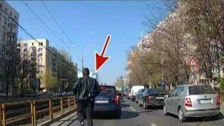 Scene incredibile suprinse in traficul bucurestean! Un sofer a fost filmat in timp ce snopeste in bataie un alt conducator auto