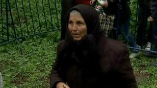 Credinciosii au dat lupte grele ca sa ajunga langa butoaiele de agheasma. Ce a patit aceasta batrana in curtea unei manastiri