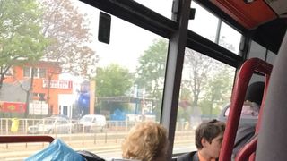 Asa se circula intr-un mijloc RATB din Bucuresti - Calatorii sunt revoltati ca trebuie sa mearga alaturi de gunaoie si PET-uri - Imaginile rusinii