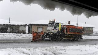 Ninsoarea face ravagii in Romania - Zece localitati din Vrancea n-au curent electric, alte cateva sate sunt complet izolate de nameti