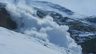 Avalansa in Muntii Retezat. Doi copii de 13 si 14 ani au murit sub zapezi