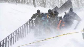 Salvamontistii confirma decesul celor doi copii surprinsi de avalansa in Retezat. Ceilalti turisti, in drum spre Cabana Gentiana