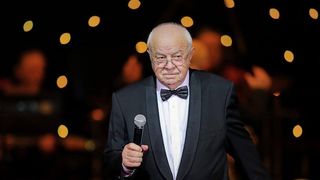 Am aflat cati bani are pe mana Alexandru Arsinel! Managerul de la Teatrul de Revista recunoaste ca isi doreste o suma mai mare: „Daca putem pune mana pe bani, punem mana!”