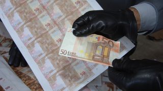 2.000 euro falsi descoperiti intr-o masina, in vama din Calafat