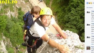 Fotografia cu Crina Coco Popescu si tatal sau pentru care a fost sesizata Protectia Copilului. Se intampla in 2013 si nu s-a luat nicio masura