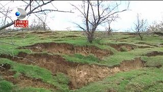 Blestemul napustit asupra unui sat din Galati! A fost zguduit de sute de cutremure, iar acum pamantul a luat-o la vale. Autoritatile se pregatesc sa evacueze toti localnicii