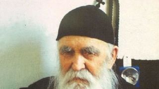 Avertisment pentru femei de la un preot vestit: "Inceteaza sa-ti mai vopsesti buzele, unghiile si fata!"