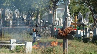Un barbat a dat foc mormantului mamei, suparat ca femeia ii lasase o mostenire mai mica decat ce a primit sora lui!