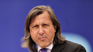 Un celebru prezentator tv din Romania ia atitudine: "Daca acest marlan, Ilie Nastase, mai continua sa fie considerat o "Emblema a Romaniei si a romanilor", ma dezic aici si acum de etnia mea si de cetatenia acestei tari!"