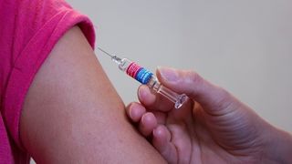 O organizatie solicita demisia ministrului Sanatatii din cauza proiectului Legii vaccinarii  " Ne transformam intr-un Barnevernet romanesc: parintii care refuza vaccinarea copiilor pot face inchisoare, iar copiii lor vor fi institutionalizati"