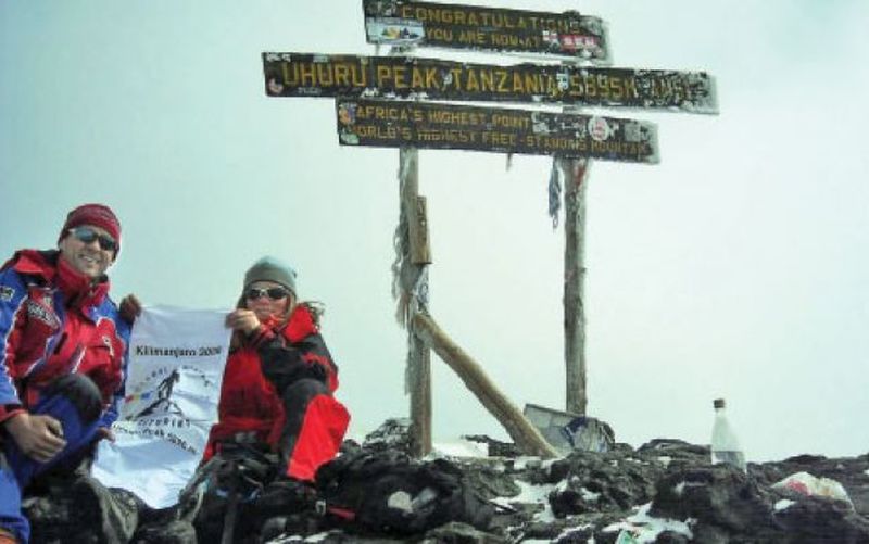 Nicu Scurtu, alaturi de Coco, sora Getei Dor Popescu, la capatul unei expeditii la inaltime