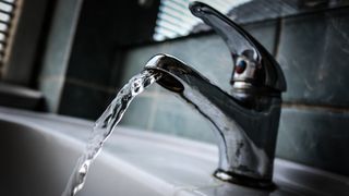 Locatarii unui bloc din Capitala au doar apa clocotita la robinete! Motivul pentru care autoritatile i-au lasat fara apa rece