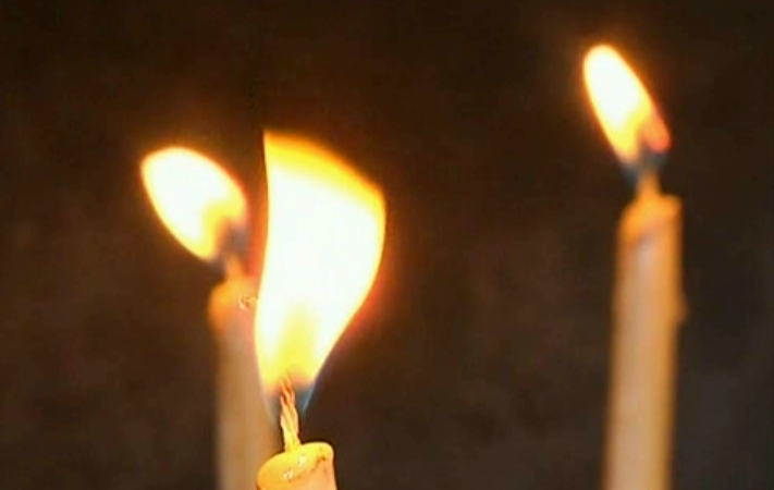 Preotii au ajuns sa cumpere lumanari de pe piata neagra, in ciuda prevederilor impuse de BOR