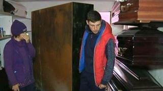 Au dormit cu sicrie si cruci la capul patului! Descoperirea socanta facuta de o familie din Timisoara, in propria casa