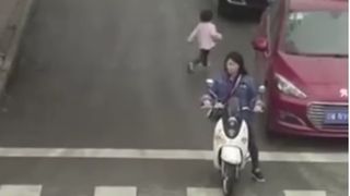 Imagini socante! Un copilas a sarit in fata masinilor. Doua masini au trecut peste fetita si nu a patit nimic