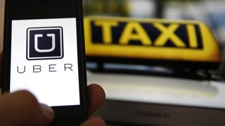 Scandalul ia amploare. Replica Uber pentru taximetristi: "Serviciile noastre sunt 100% fiscalizate. Uber are o subsidiara inregistrata in Romania, platind taxe la bugetul de stat"