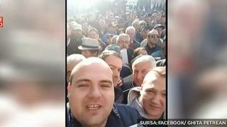 Peste 800 de oameni s-au imbulzit si aproape ca s-au luat la bataie in fata primariei din Alba Iulia - Oamenii s-au bulucit pentru a prinde un loc de parcare