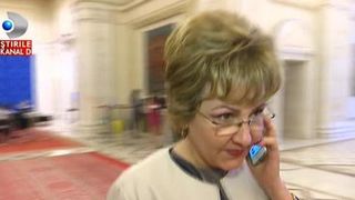 Ce face un parlamentar cand i se pune o intrebare care il pune in dificultate? Un material savuros iti va oferi raspunsul