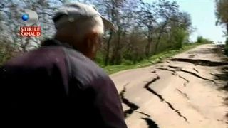 Panica intr-o localitate din Galati. Oamenii se tem ca ii va inghiti pamantul - Autoritatile incearca sa opreasca dezastrul, craterele se maresc de la o zi la alta